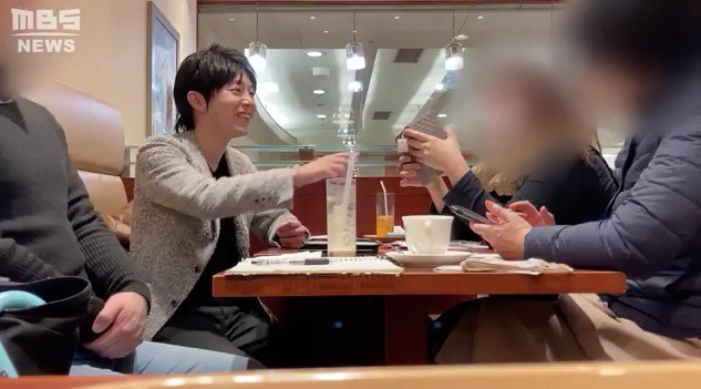 其中一位同佢約會嘅女性表示淨係同宮川見過面兩次就接吻