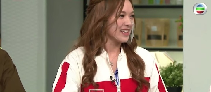 《後生仔傾下偈》新一集中馮盈盈就透露同余思霆選中華小姐時喺酒店房唔著衫周圍走