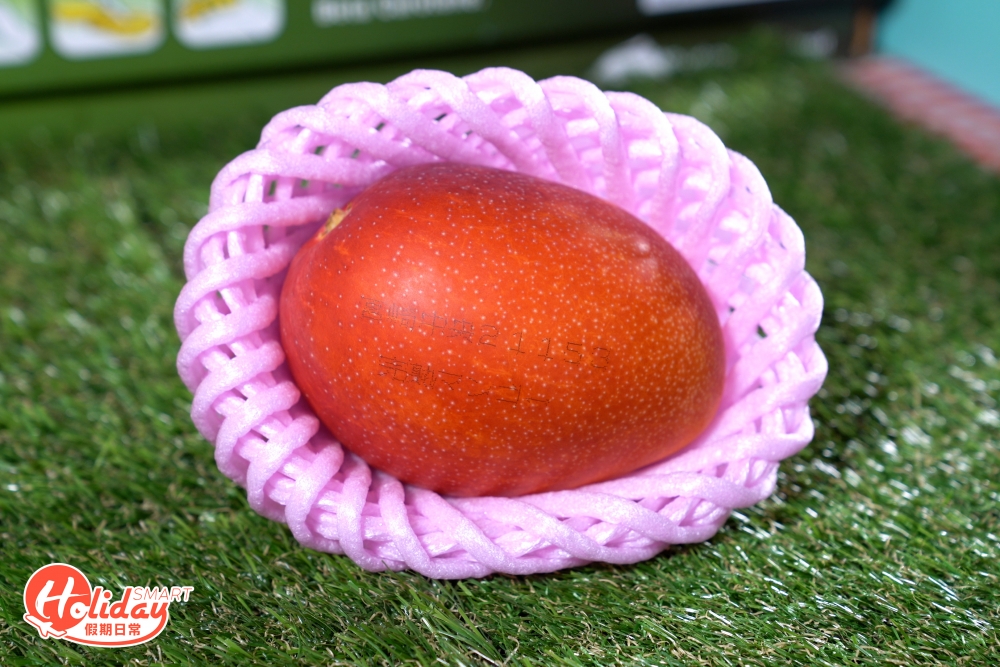 每個芒果經過嚴格精挑細選，果皮上印有條碼識別。