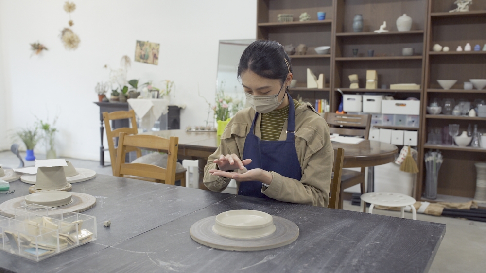 手捏製作立體貓貓，將陶瓷泥搓圓壓扁，感覺像玩黏土般，不過要整得像真度高，都很考功夫。