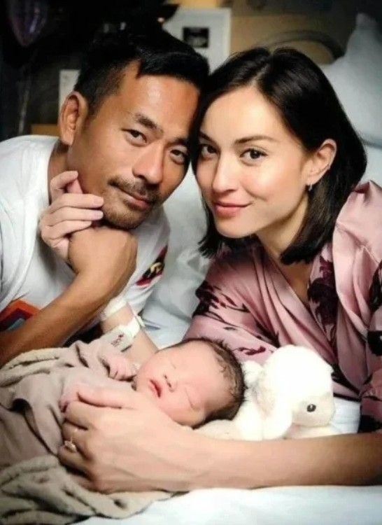 人稱「洗米華」嘅周焯華與Mandy Lieu嘅婚外不倫戀已結束,女方現與子女居於英國