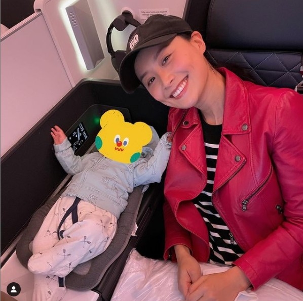 法拉早前帶同囡囡「小米妮」一齊搭飛機,又表示囡囡好乖,坐機都無喊。