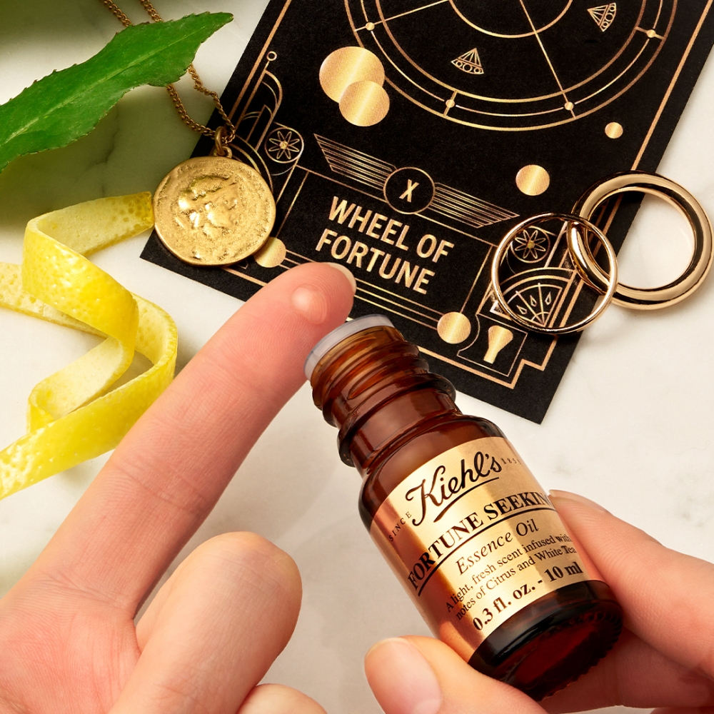 1920 年代幸運柑橘精油(Fortune-Seeking Essence Oil)非賣品 糅合柑橘及白茶香調,味道淡雅清新,令人充滿活力能量,特別為尋找幸運的有心人而研製。