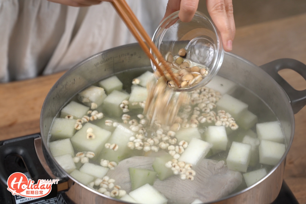  薏米、瑤柱、扁豆洗淨後浸半小時備用。