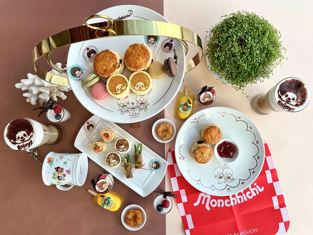 住宿套餐除了包括入住酒店客房一晚，還包自助早餐、Monchhichi主題下午茶及Monchhichi工作坊，可選鎖匙扣或曲奇餅工作坊。