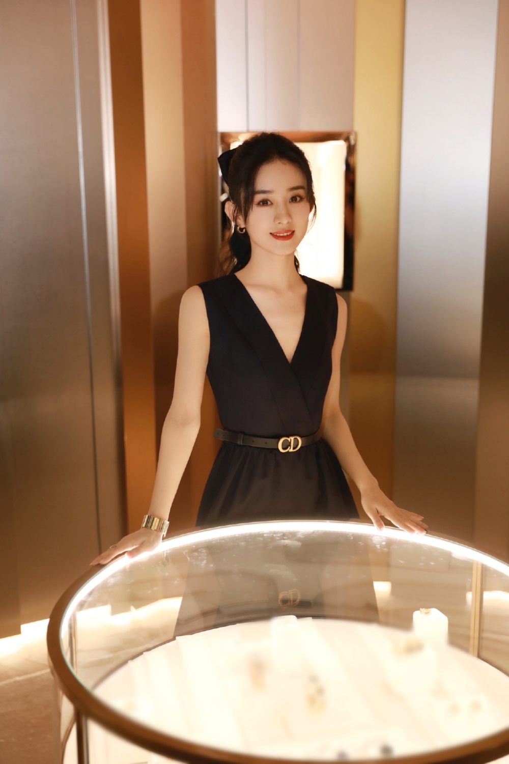 趙麗穎近日於離婚後首度公開現身,上直播節目「帶貨」