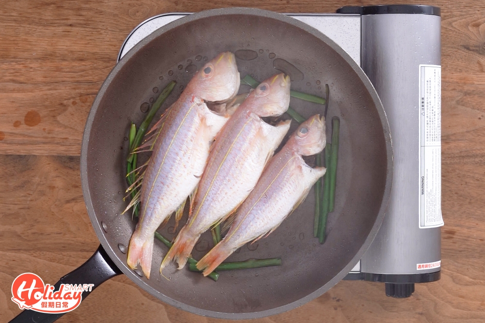 洗淨紅衫魚後要用廚房紙抹乾水份。