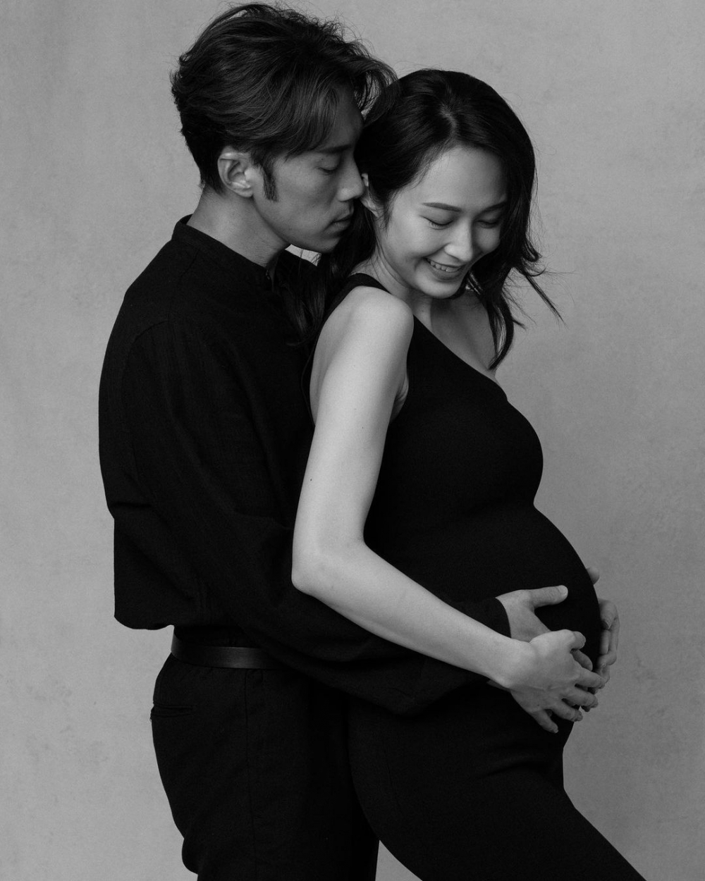 兩人甜蜜back hug擁抱:「謝謝你一直在背後保護著我們,我們也會在你背後默默地支持著愛著你」