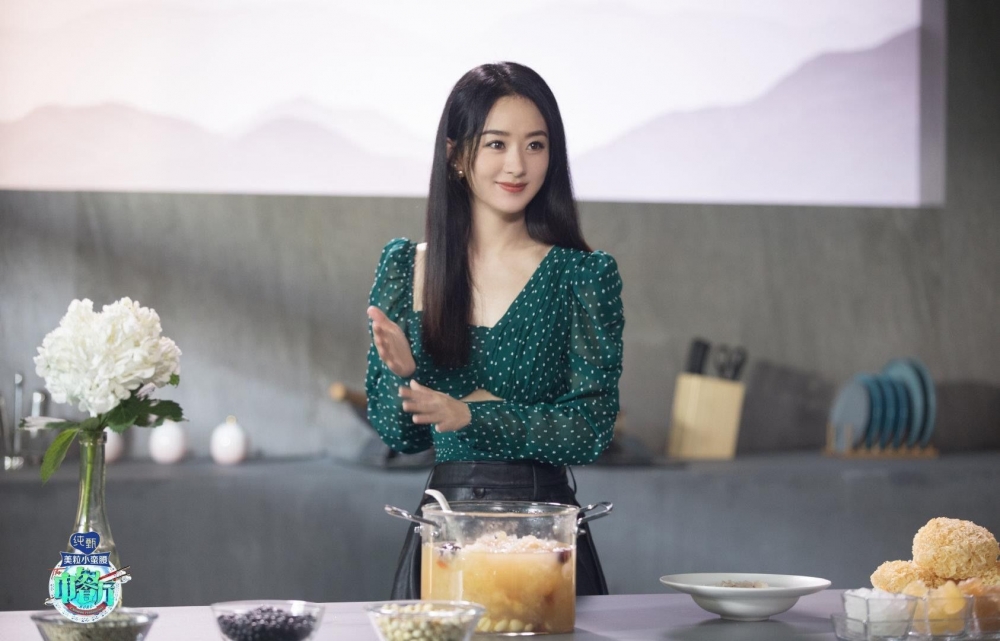 趙麗穎在《中餐廳》學習如何煲湯。