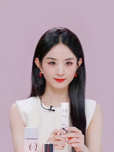 化妝後嘅趙麗穎面容精緻,但一頭濃密長髮就望落唔太自然。