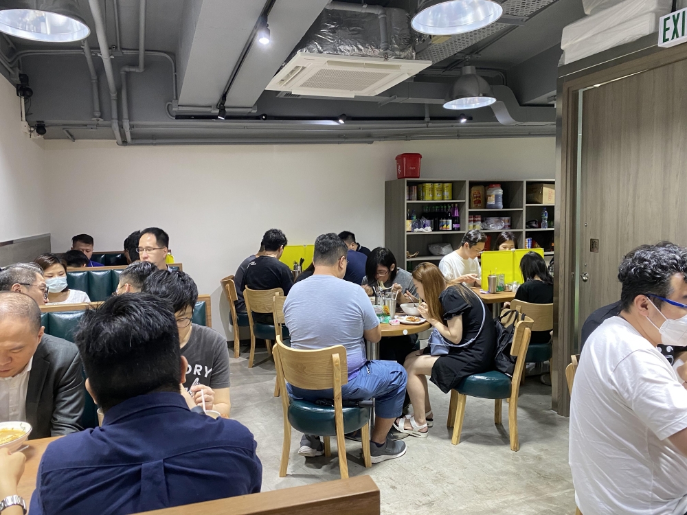 今個5月終於在同區另覓舖位,選址半島大廈重開。