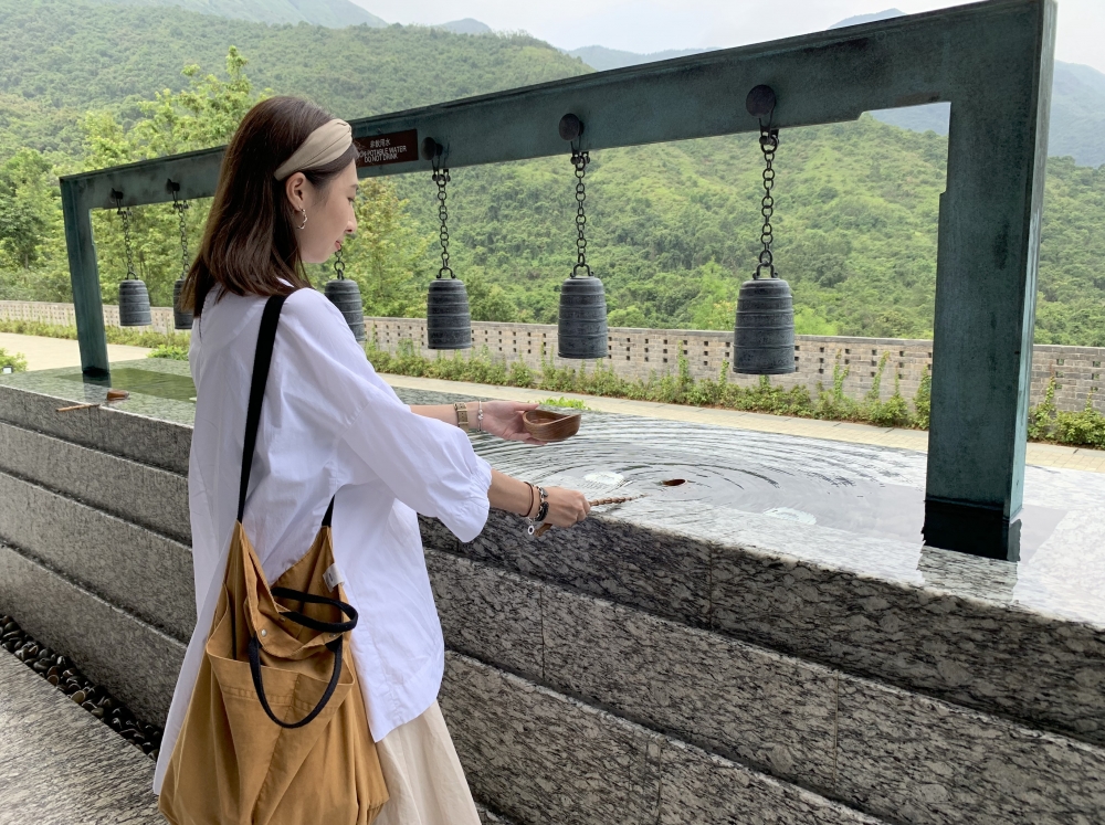 彿寺環境消幽,背靠八仙嶺,面向吐露港無敵大海景,加上只接受預約人仕參觀,所以不會出現人頭湧湧的情況。