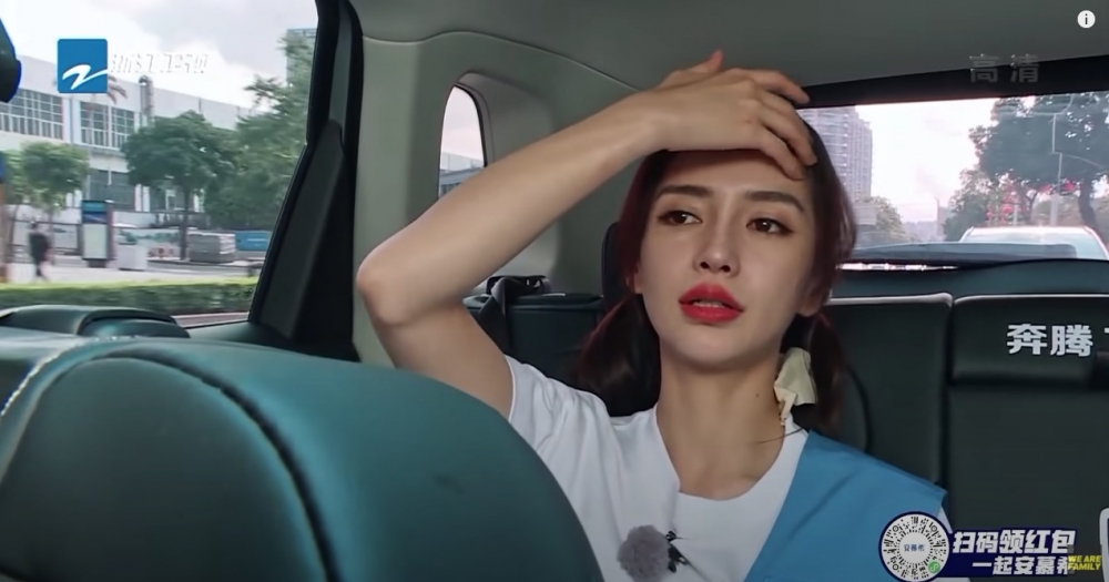 有少少溶妝嘅Angelababy眼圈明顯變深色,額頭T字位都有出油