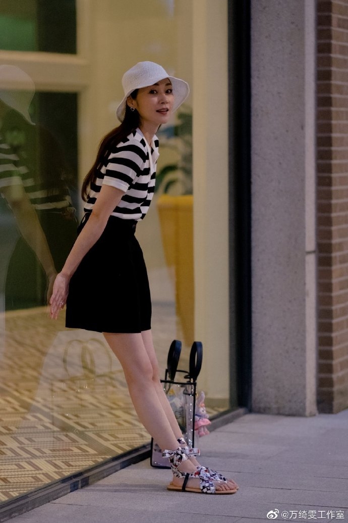 出道多年,萬綺雯一雙42吋修長美腿依然10年如1日