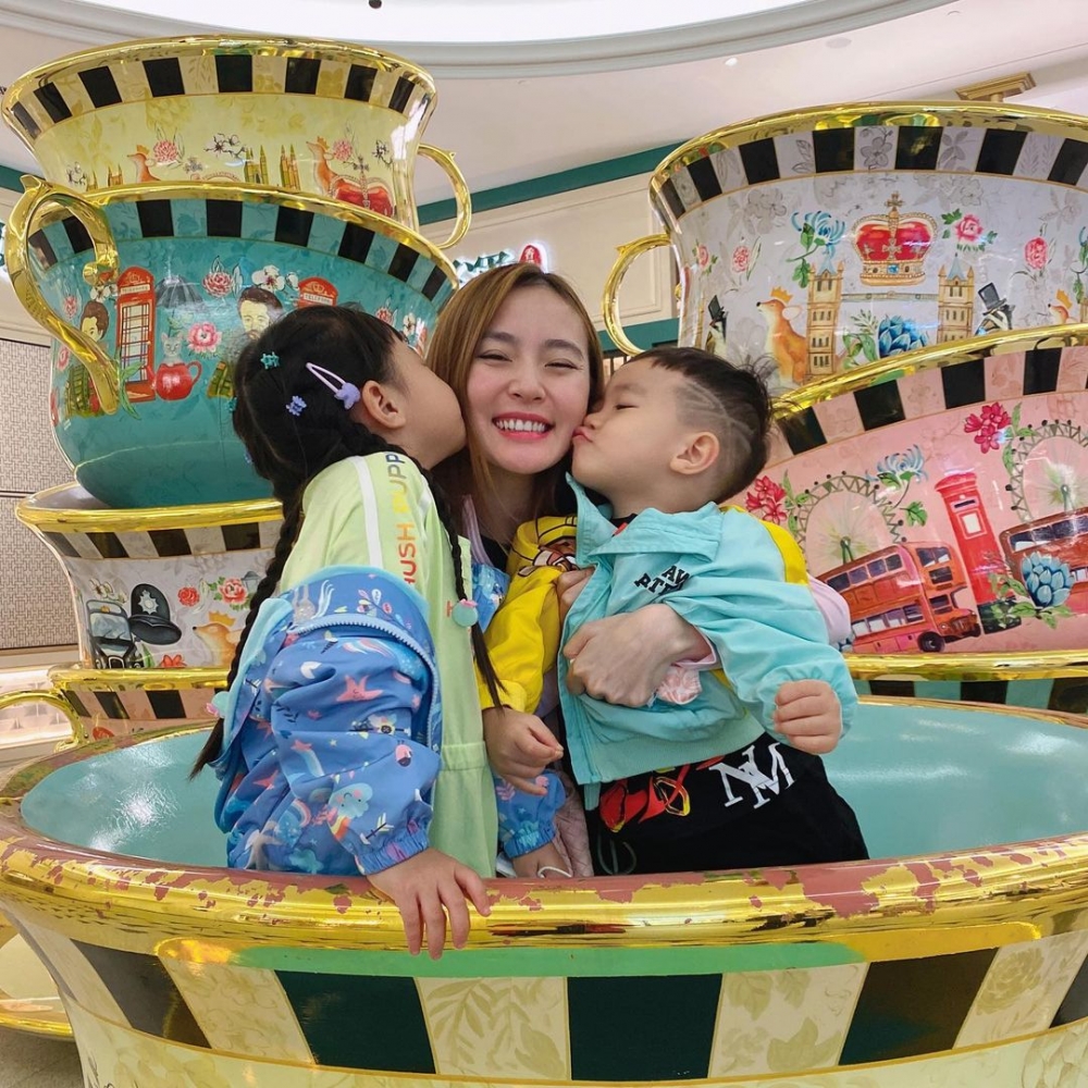 升呢做人妻人母嘅李蘊淡出娛樂圈,移居廣州專心湊仔女。