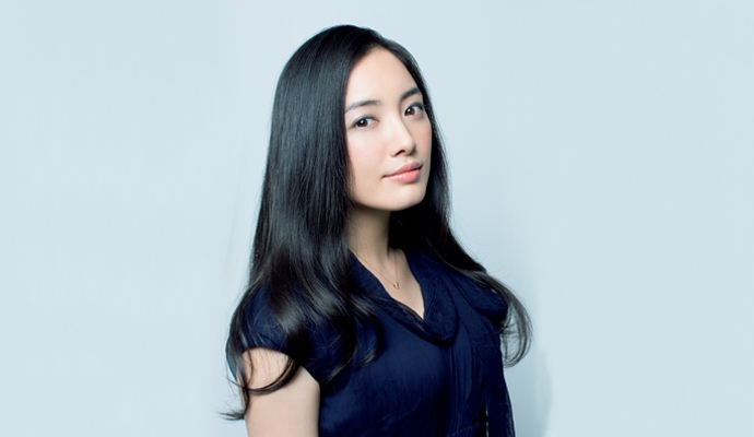 仲間由紀惠在《屍活師~女王的法醫學~》飾演女王般的天才法醫。