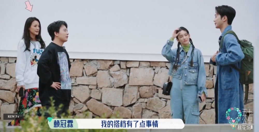 當另一位後輩賴冠霖同郭麒麟傾偈嘅時候,舒淇突然出現
