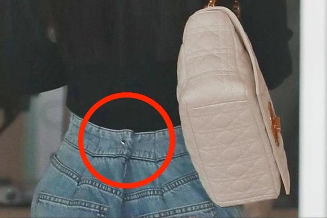 趙麗穎牛仔褲褲頭太鬆要用扣針扣住。