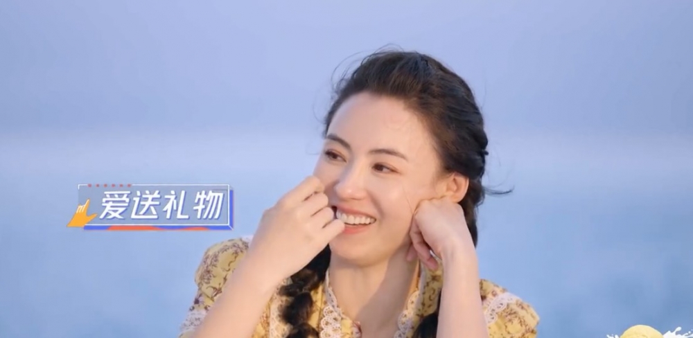 團隊工作人員指柏芝對佢哋好好,成日送禮物畀佢哋