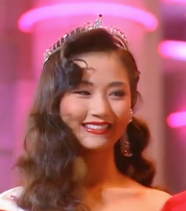 萬綺雯1989年參選亞洲小姐,佢當時以以大熱姿態攞亞軍後入行