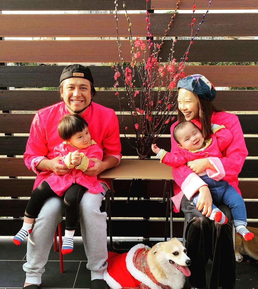 之後被揭張致恒所住嘅村屋外貼滿街招，一家四口疑似搬走避債