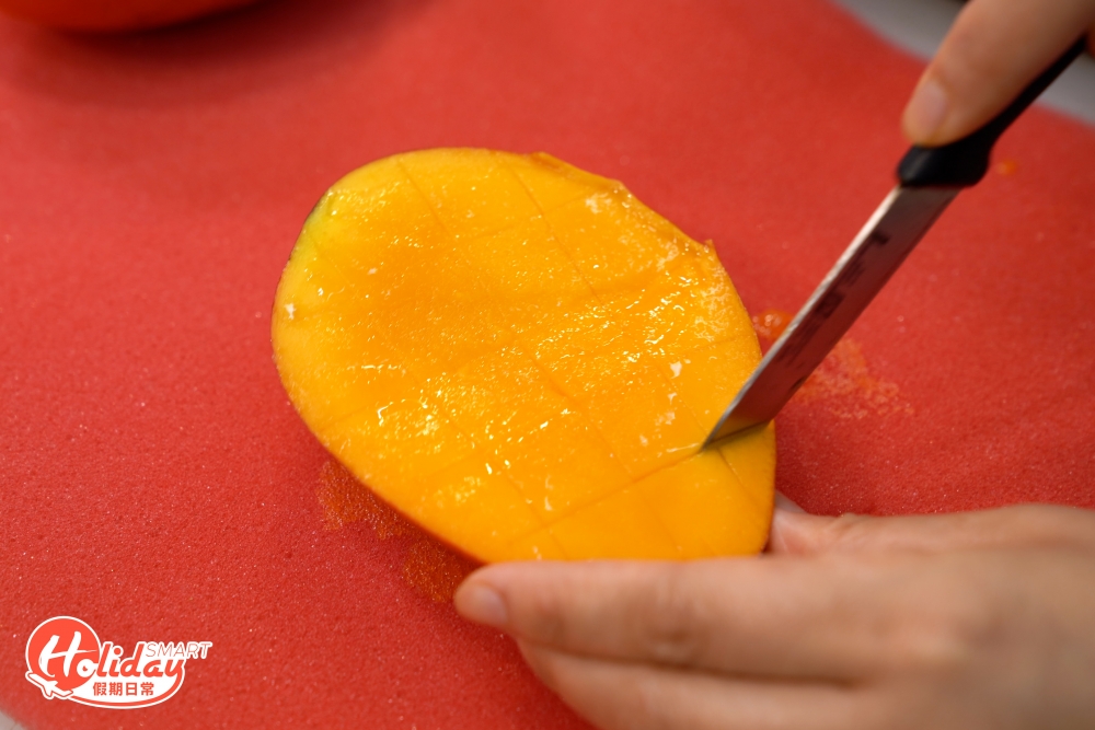 愛文芒產自枋山區，為台灣出產頂級愛文芒產地，最大特點表面圓潤，色澤呈鮮紅，甜度方面基本約15度以上，後熟甜度可高達21度，食落清香多汁，非常Juicy。