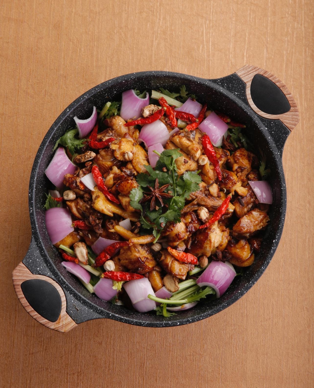 晚市方面推出無限時刺身及雞煲火鍋放題套餐,4小時任食多款矜貴食材,如鮑魚、生猛海鮮盤、牛小排、手切牛肩頸等。