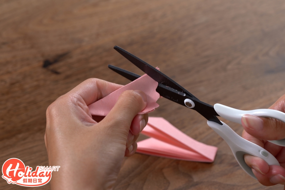 2.將邊位剪成孤形後,再剪成波浪形,剪掉尖角。