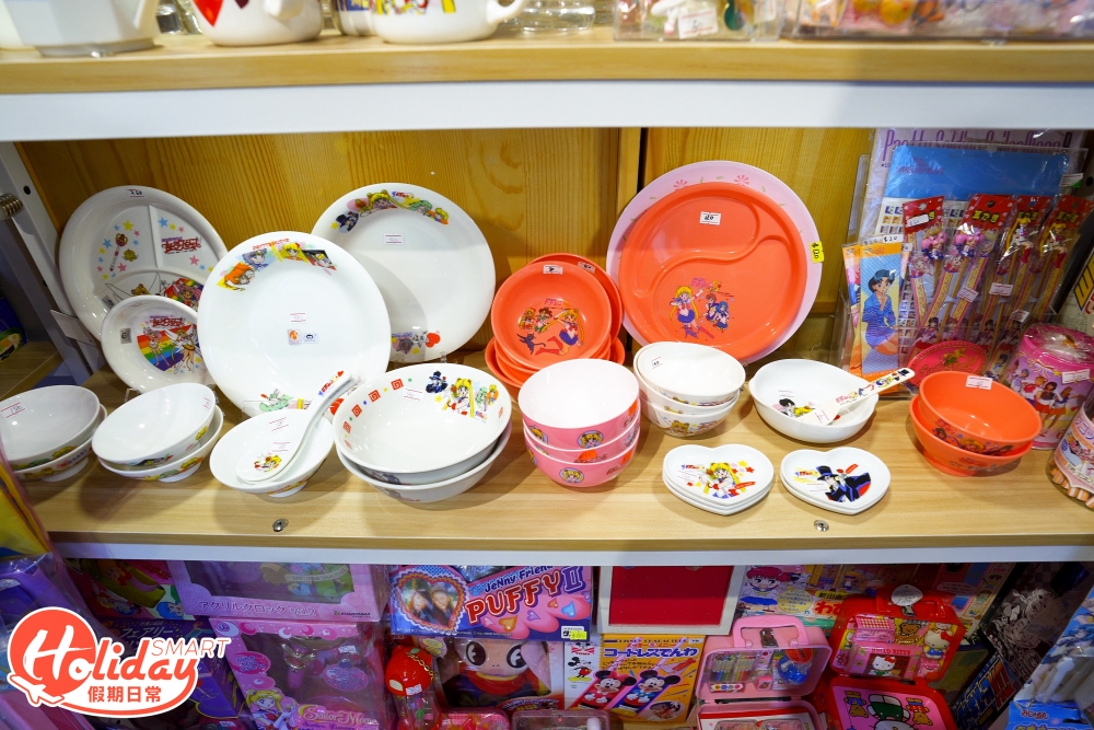 有90年代出產的美少女戰士餐具,例如陶瓷碗、陶瓷碟和玻璃水杯等,上面印有不同的美少女戰士角色。