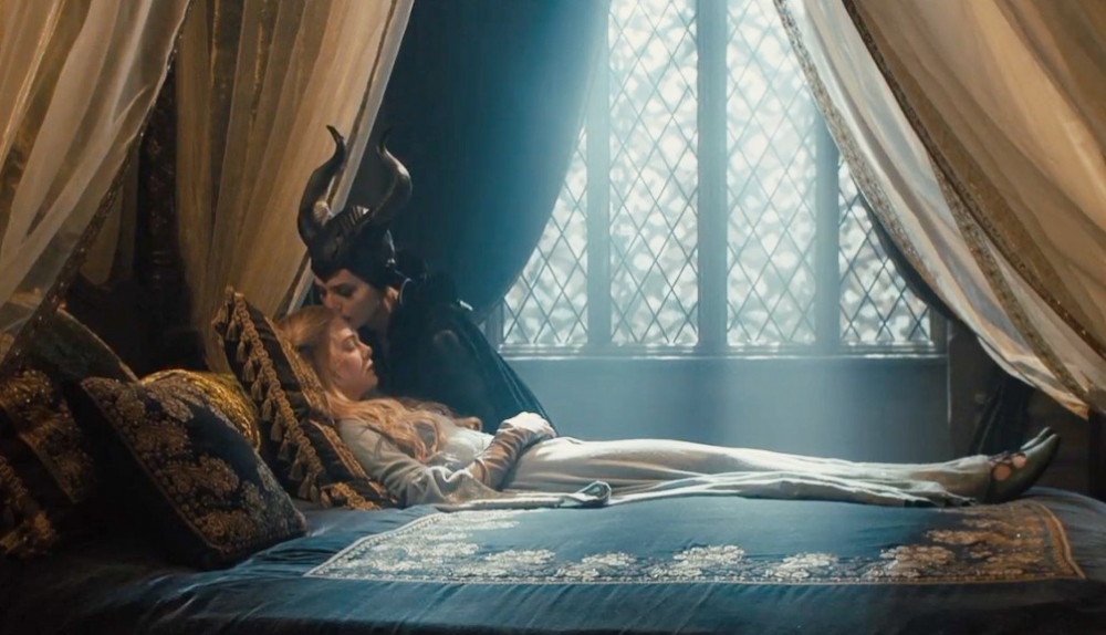 2014年《黑魔后》中，唔再係王子吻醒睡公主