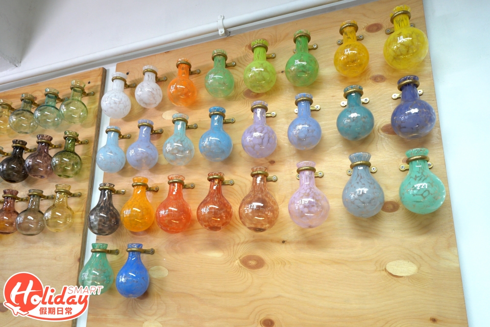 製作玻璃總共有50隻顏色可以選擇，每個玻璃製品可以選擇3隻顏色配搭. 