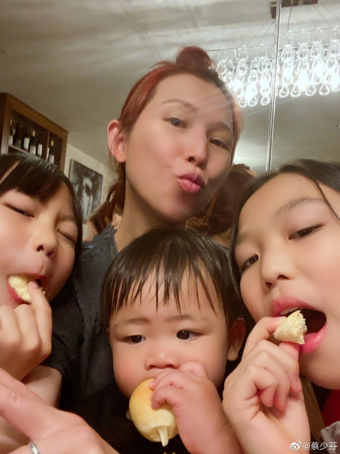 蔡少芬經常同仔女享受溫馨時光