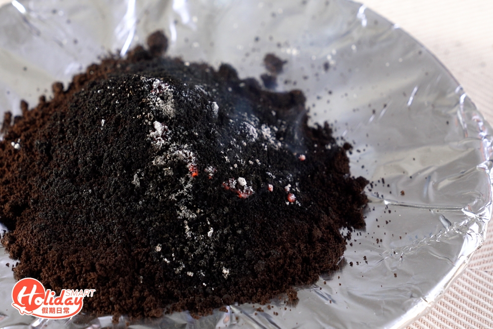 首先將乾燥的咖啡渣倒入耐高溫的器皿,用火點燃咖啡渣,燃燒的煙霧可熏走蚊子,變成天然防蚊劑。