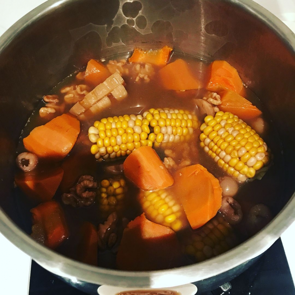 姚子羚有空時也會親自下廚煲湯。