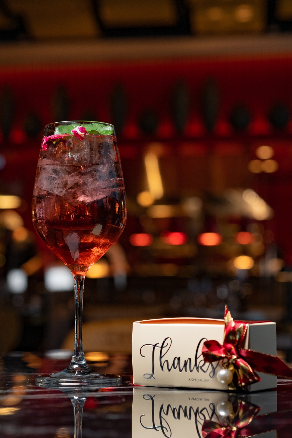 媽媽們更可免費享用雞尾酒及自家製松露朱古力禮盒