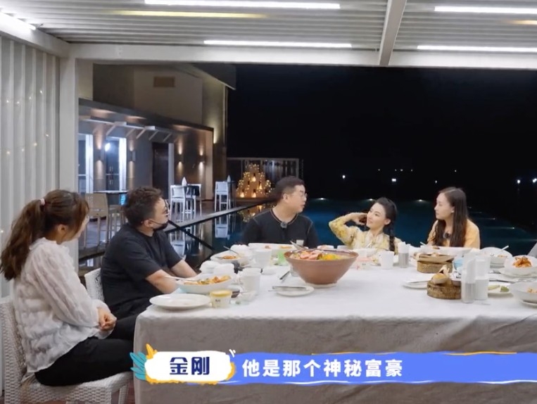 團隊工作人員提到張柏芝經常被影到同「神秘富商」一齊