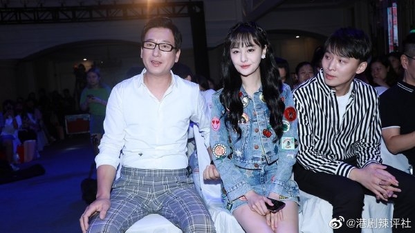 鄭成華(左)靠販賣女兒鄭爽私隱賺錢?