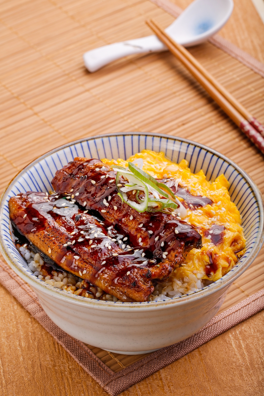 丼飯一共有超過10款供選擇,例如親子丼、汁燒牛肉丼、滑蛋手作吉列豬扒丼、薑汁豚肉丼、蒲燒鰻魚丼、照燒雞扒丼、唐揚炸雞丼等,優惠只限特定丼飯,將會不定期更換。