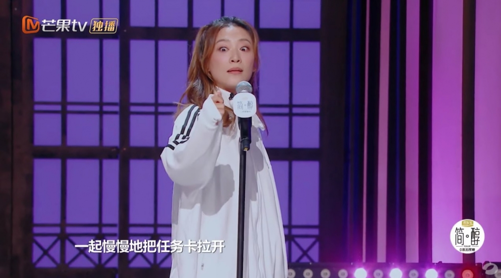 應采兒笑陳小春同鄭伊健都有老花,睇字要拉開嚟睇