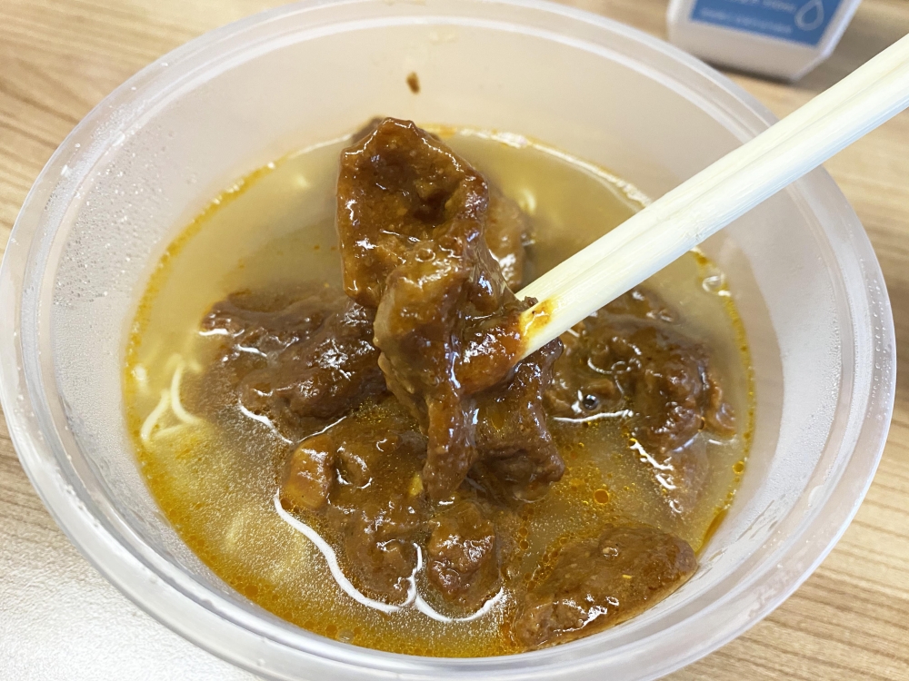 沙嗲牛肉麵份量依舊十足,牛肉肉質軟嫩腍身,沙嗲醬質感稠密。