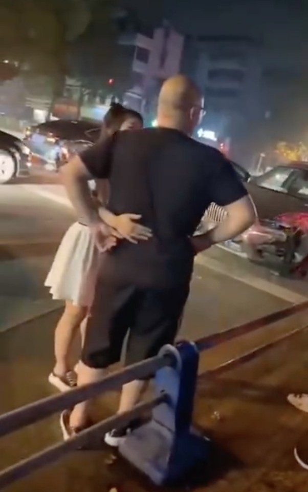 女司機理虧，佢為咗可以「私了」，竟不惜投懷送抱，雙手抱緊對方腰部