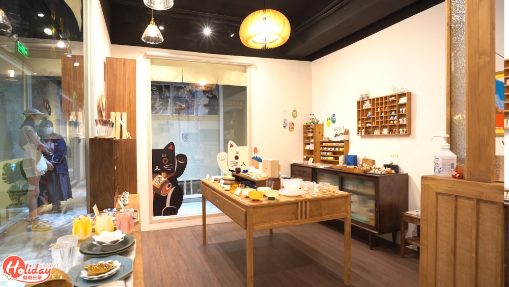 店舖裝潢以木為主,一入店舖已經感覺置身於日本街頭的雜貨店。