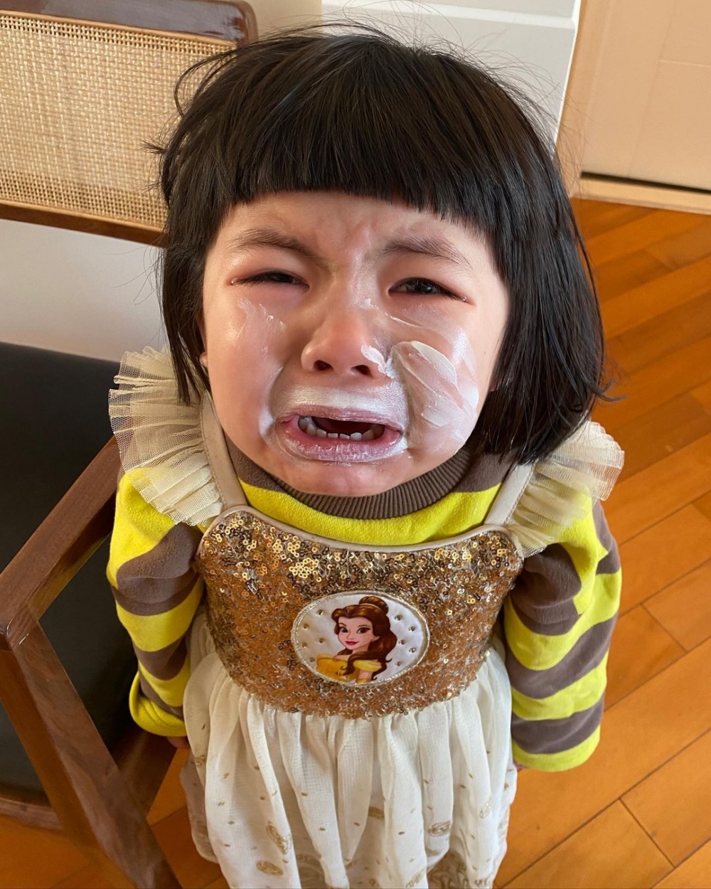 有網友表示李元元試過喊住唔想上鏡但媽媽都唔理個女照影擺上網