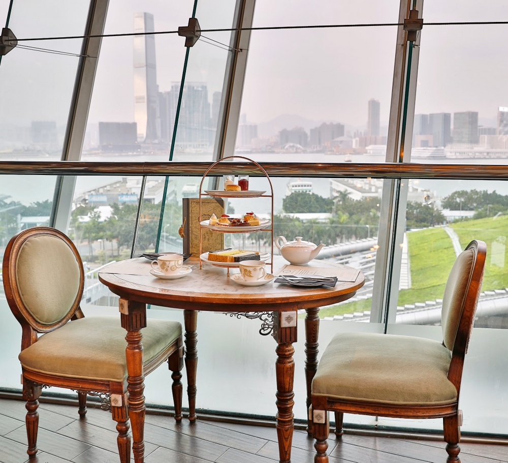 室內可遠望中環碼頭及維港美景