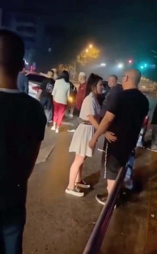 內地近日有網友影到一名女子駕駛唔小心撞到其他人嘅車