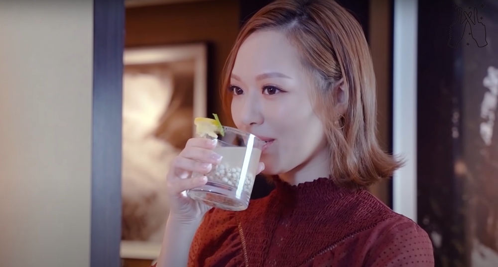 馮盈盈在個人YouTube頻道上教路飲薏米水去水腫~