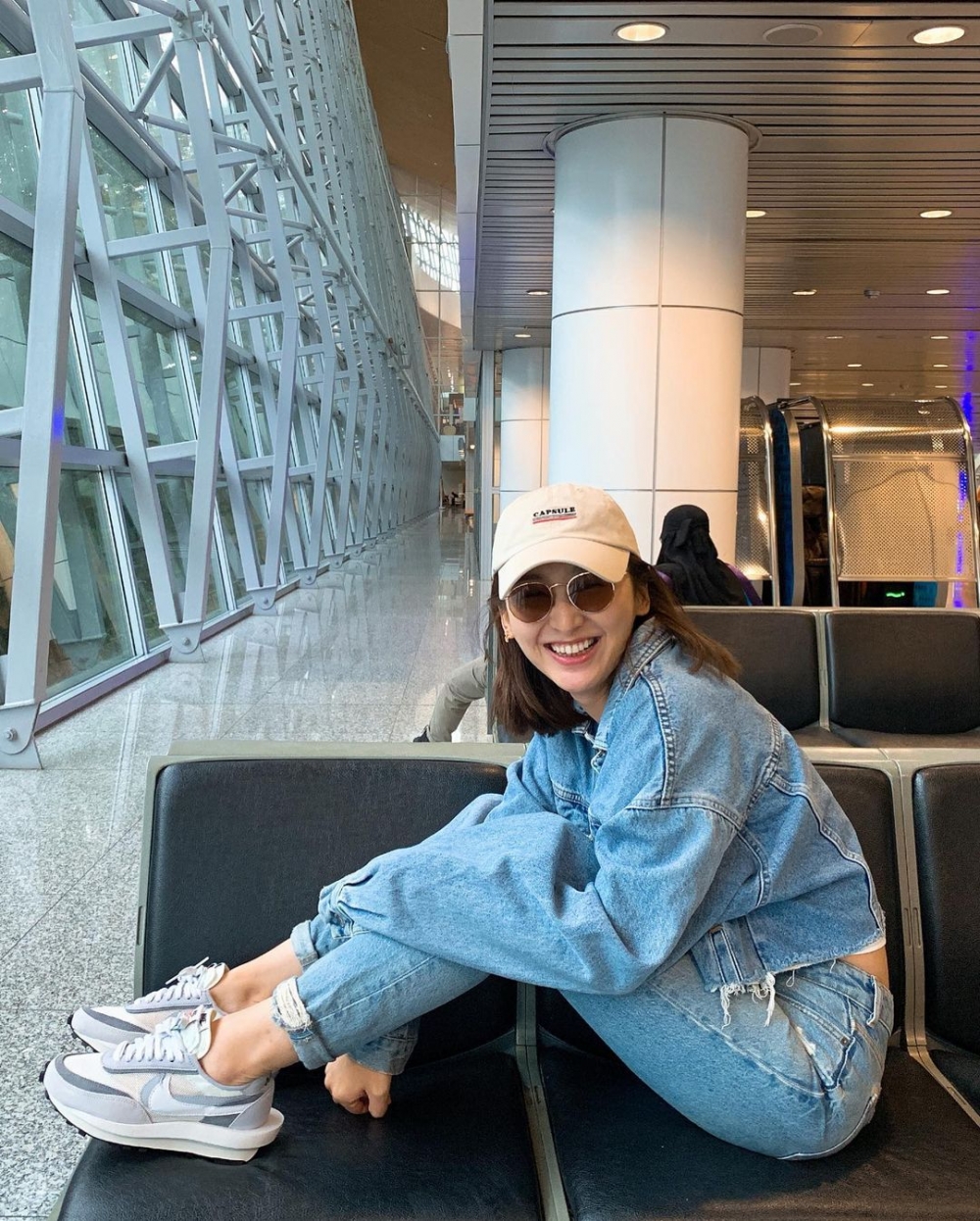 高海寧將雙腳踩上櫈上，被指整污糟張櫈，好無公德心