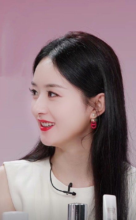 髮色亦有唔同,頭頂一撮明顯係啡色,同佢濃黑長髮完全唔同