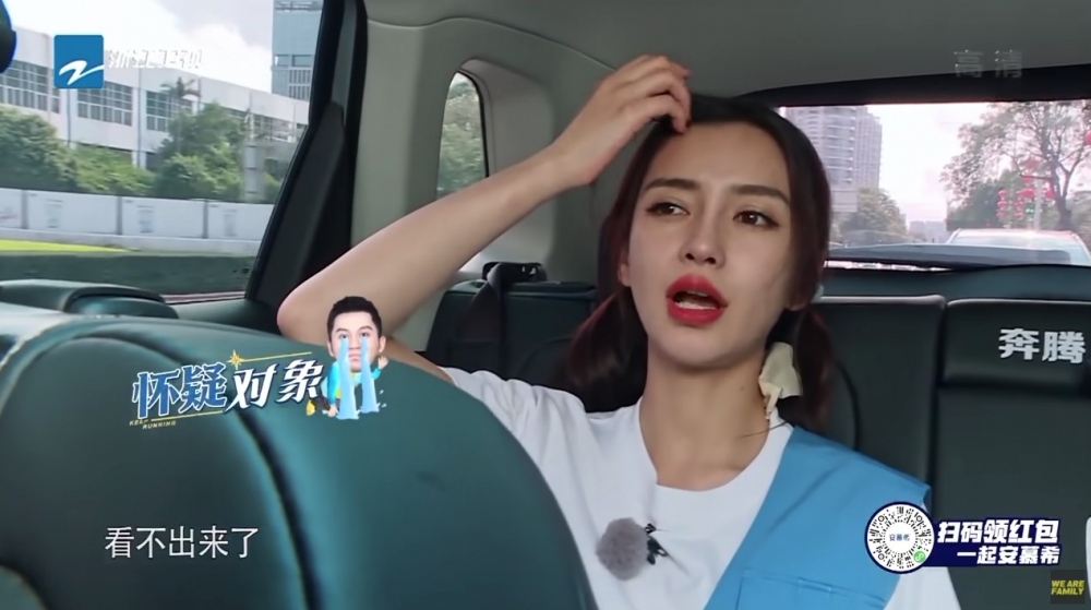Angelababy熱到滿頭大汗,梳得一絲不苟嘅髮型都沾晒喺塊面上