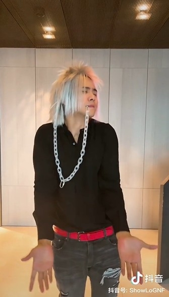 戴住超進化版「忘了愛」假髮跳得非常忘我
